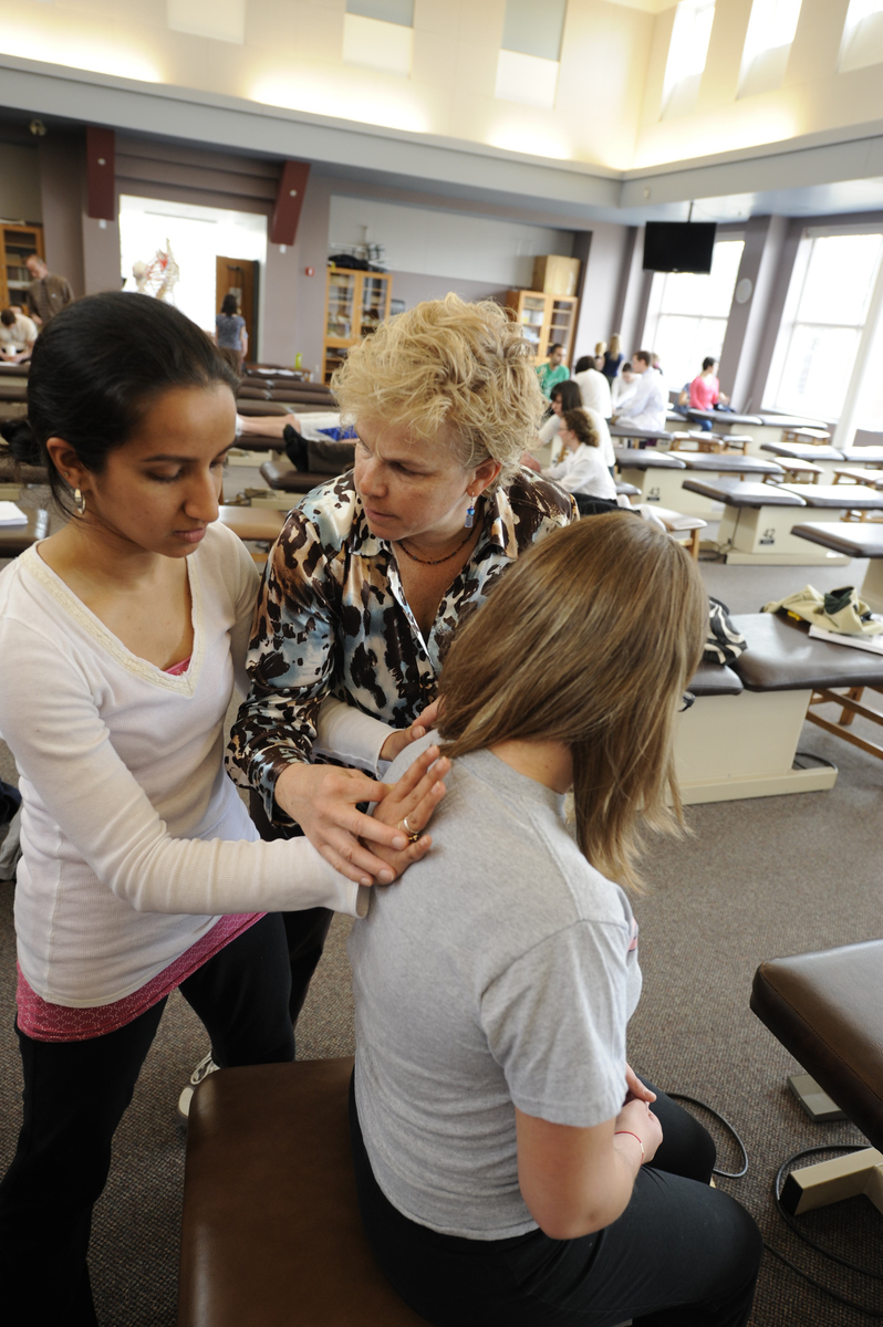 Doris Newman instructs a COM student.