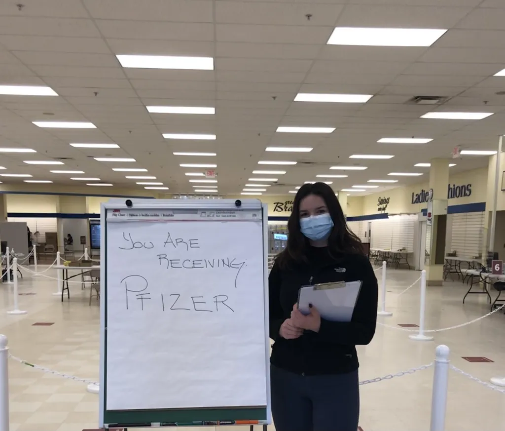 Julie Delphos (Medical Biology, ’21) at a vaccination site