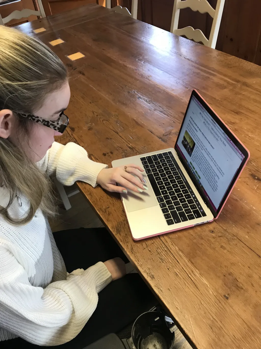Kaylee on laptop