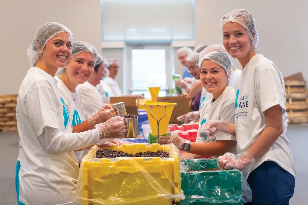 U N E students prepare meals