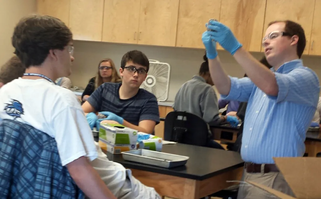 Lab Manager Alex Deal instructs students. Hannah Cutting '15 (background) provides support as a student assistant.