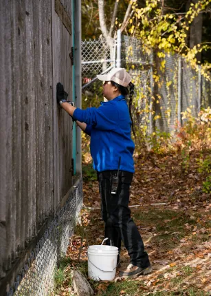 UNE senior cares for birds, mammals, and more in immersive internship with Maine Wildlife Park 