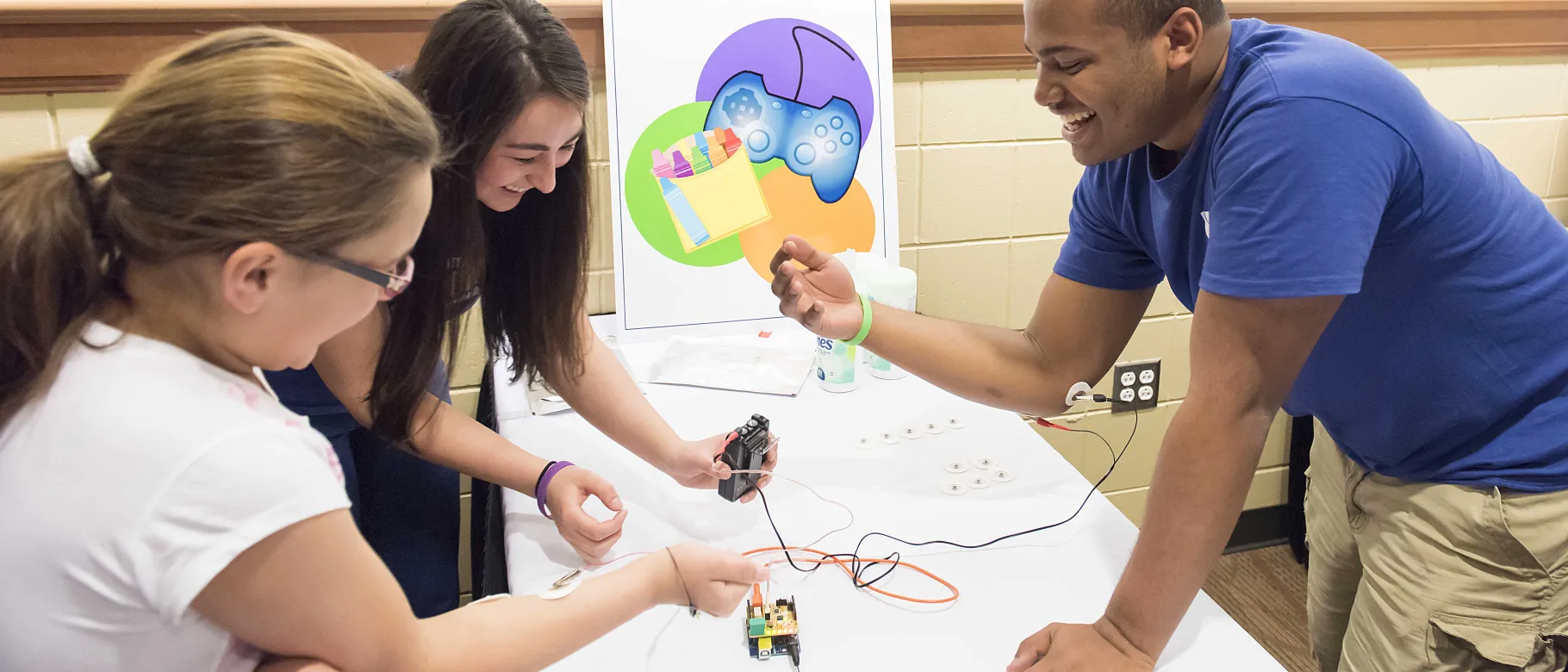 UNE student volunteers at 2016 Maine Science Festival