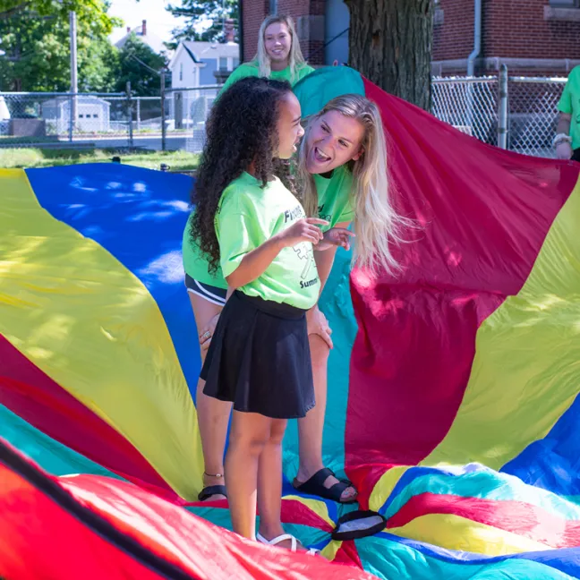 a u n e student helps a class of children with lay therapy