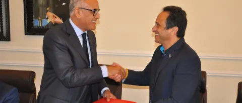 Anouar Majid and Abdelhamid Aberchan shake hands