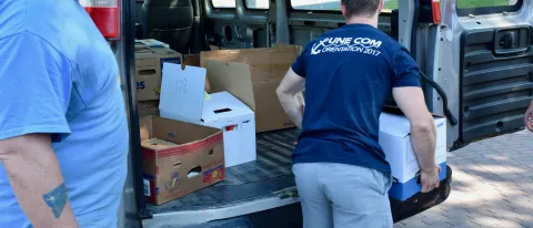 UNE COM Orientation 2017 food drive